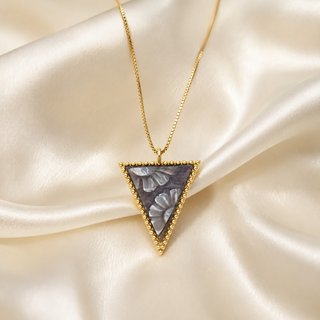 Ciondolo Fiore Triangolare in Madreperla 19 mm e Argento Dorato