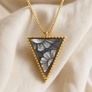 Ciondolo Fiore Triangolare in Madreperla 19 mm e Argento Dorato