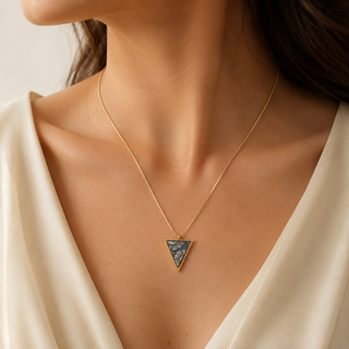 Ciondolo Fiore Triangolare in Madreperla 19 mm e Argento Dorato