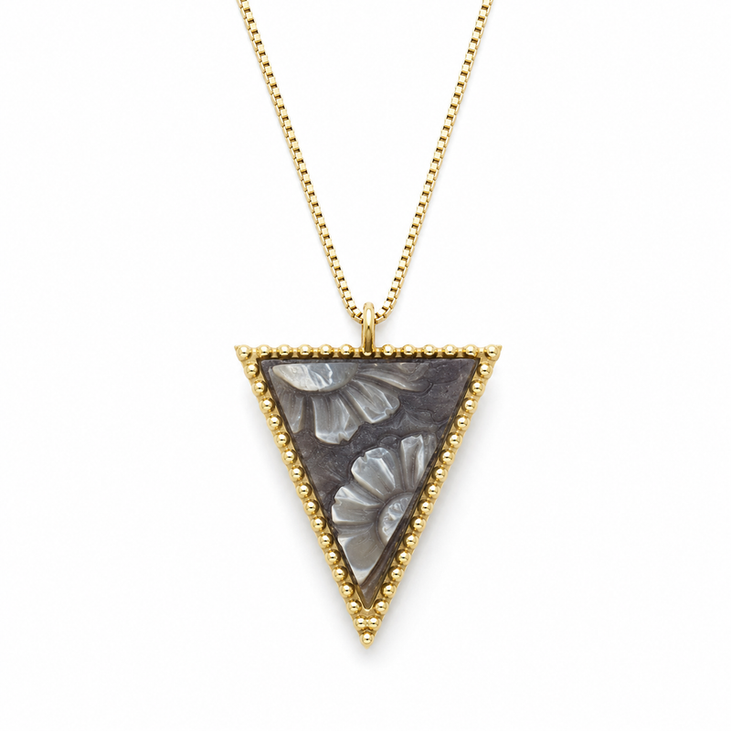 Ciondolo Fiore Triangolare in Madreperla 19 mm e Argento Dorato