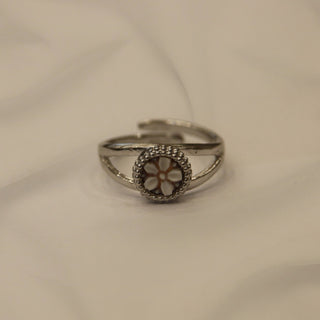 Anello Cammeo a Fiore – Argento Bianco Rodiato, Conchiglia Sardonica, Taglia Regolabile