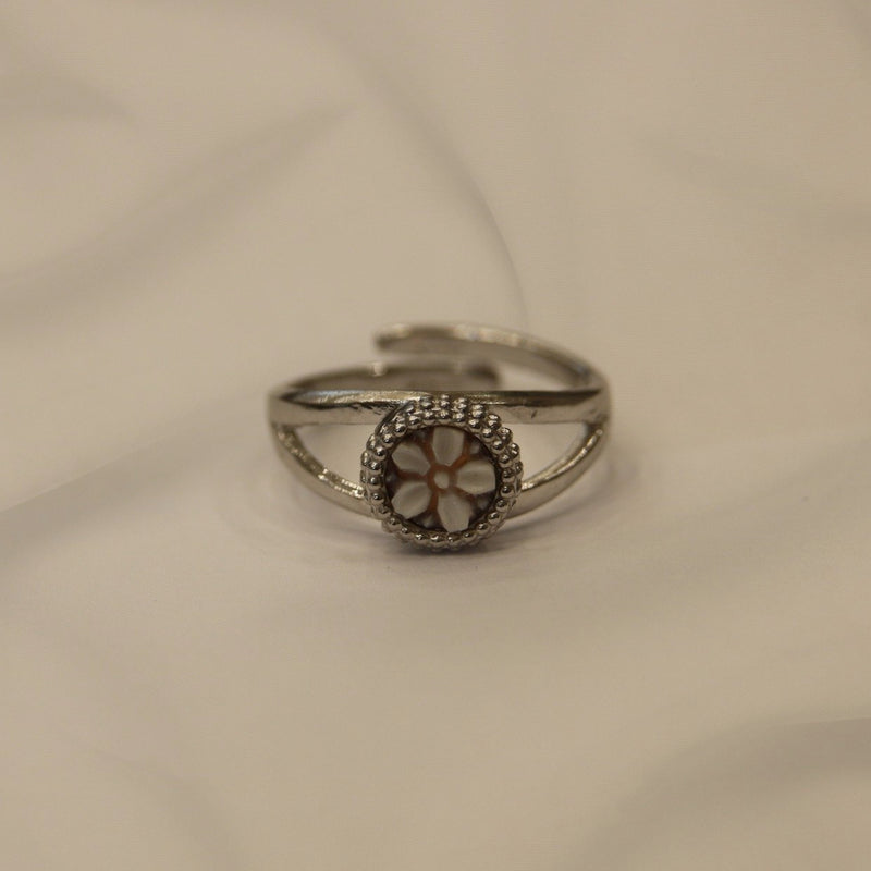 Anello Cammeo a Fiore – Argento Bianco Rodiato, Conchiglia Sardonica, Taglia Regolabile