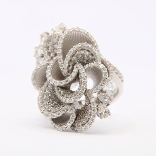 Anello Fiore in Diamanti – Oro Bianco 18kt, 3,22ct