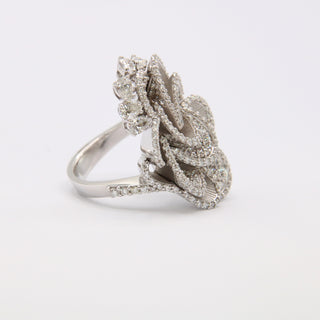 Anello Fiore in Diamanti – Oro Bianco 18kt, 3,22ct