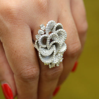 Anello Fiore in Diamanti – Oro Bianco 18kt, 3,22ct