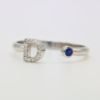 Anello Iniziale Lettera “D” | Oro Bianco 18kt, Zaffiro Naturale e Diamanti