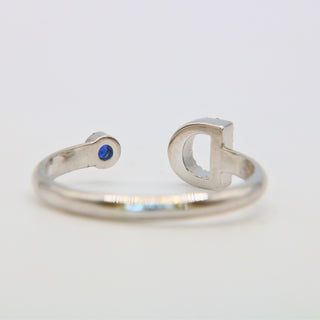 Anello Iniziale Lettera “D” | Oro Bianco 18kt, Zaffiro Naturale e Diamanti