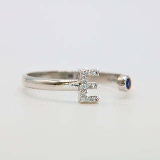 Bague Initiale “E” | Or Blanc 18kt, Saphir Bleu Naturel & Diamants
