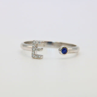 Anello Iniziale Lettera E in Oro Bianco 18kt e Zaffiro