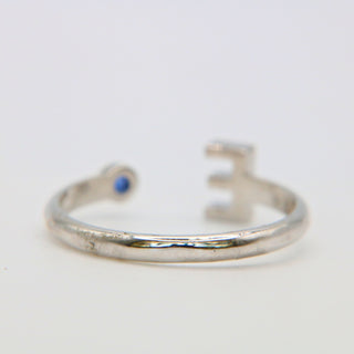 Bague Initiale “E” | Or Blanc 18kt, Saphir Bleu Naturel & Diamants
