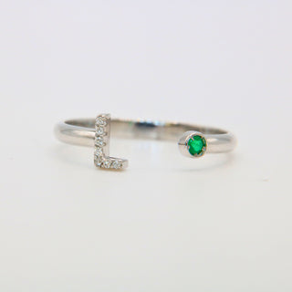Anello Iniziale Lettera L in Oro Bianco 18kt e smeraldo