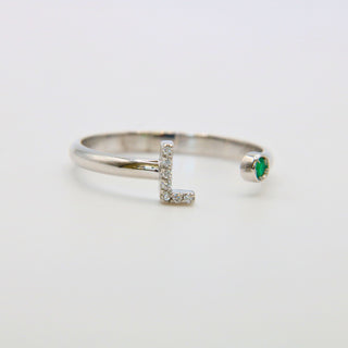 Anello Iniziale Lettera “L” | Oro Bianco 18kt, Smeraldo Naturale e Diamanti