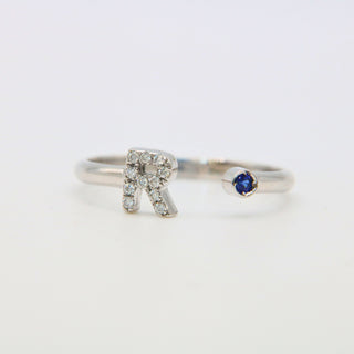 Anello Iniziale Lettera “R” | Oro Bianco 18kt, Zaffiro Blu Naturale e Diamanti