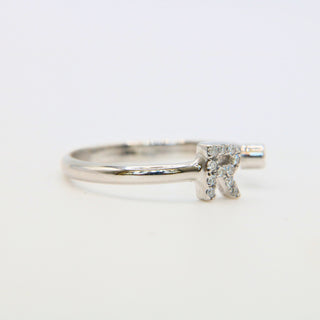 Anello Iniziale Lettera “R” | Oro Bianco 18kt, Zaffiro Blu Naturale e Diamanti