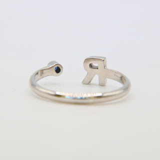 Anello Iniziale Lettera “R” | Oro Bianco 18kt, Zaffiro Blu Naturale e Diamanti