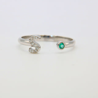 Anello Iniziale Lettera R in Oro Bianco 18kt diamanti e zaffiro.