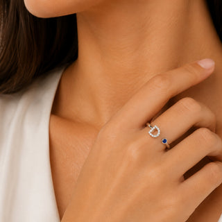 Anello Iniziale Lettera “D” | Oro Bianco 18kt, Zaffiro Naturale e Diamanti