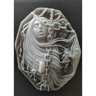 Cammeo Artigianale “Cuore Incatenato” – Profilo Avvolto dalle Catene con Chiavi a Forma di Cuore