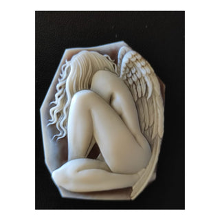 Cammeo Artigianale “Donna Angelo” – Corpo Accovacciato con Ali Angeliche