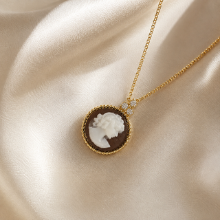 Ciondolo Cammeo Profilo di Donna 13 mm in Argento 925 Dorato con 3 Zirconi