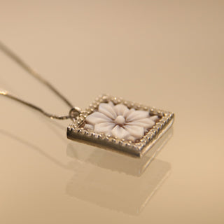 Ciondolo Cammeo Argento Fiore Quadrato in Conchiglia