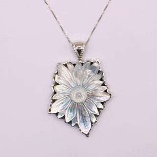 Ciondolo Cammeo Madreperla Fiore Nero