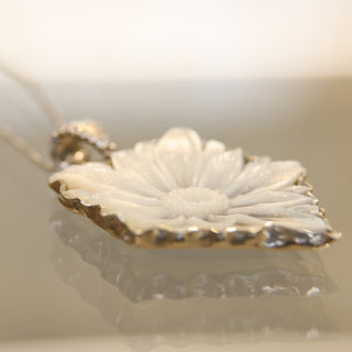 Ciondolo Cammeo Madreperla Fiore Nero