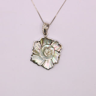 Handcrafted Mother-of-Pearl Cameo Pendant 23×28 mm – Flower Design in Rhodium-Plated Sterling Silver 925
