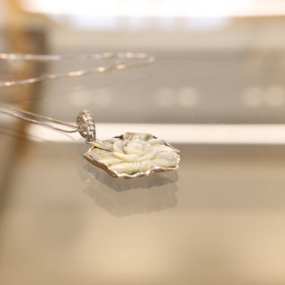 Handcrafted Mother-of-Pearl Cameo Pendant 23×28 mm – Flower Design in Rhodium-Plated Sterling Silver 925