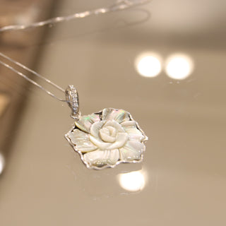 Handcrafted Mother-of-Pearl Cameo Pendant 23×28 mm – Flower Design in Rhodium-Plated Sterling Silver 925