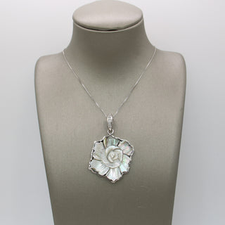 Handcrafted Mother-of-Pearl Cameo Pendant 23×28 mm – Flower Design in Rhodium-Plated Sterling Silver 925