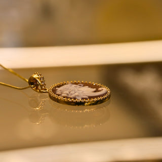 Round Profile Cameo Pendant 22 mm – Hand-Carved Sardonyx Shell