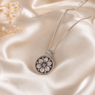 Ciondolo Cammeo Fiore 15 mm in Argento 925 Rodiato con 3 Zirconi