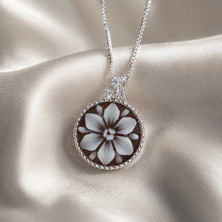 Ciondolo Cammeo Fiore 15 mm in Argento 925 Rodiato con 3 Zirconi