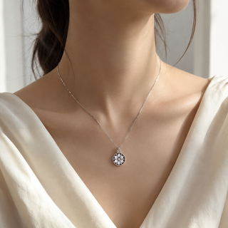 Ciondolo Cammeo Fiore 15 mm in Argento 925 Rodiato con 3 Zirconi
