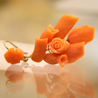 Orecchini in Corallo Cerasuolo Intagliato a Mano – Fiore in Oro Giallo 18kt