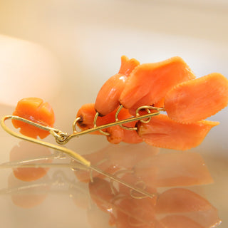Orecchini in Corallo Cerasuolo Intagliato a Mano – Fiore in Oro Giallo 18kt