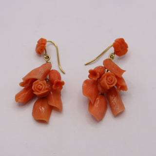 Orecchini in Corallo Cerasuolo Intagliato a Mano – Fiore in Oro Giallo 18kt
