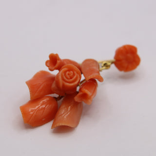 Orecchini in Corallo Cerasuolo Intagliato a Mano – Fiore in Oro Giallo 18kt