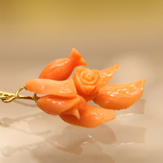 Orecchini in Corallo Cerasuolo Intagliato a Mano – Fiore in Oro Giallo 18kt