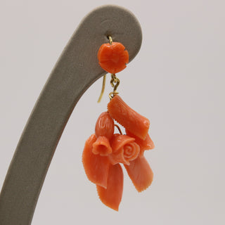 Orecchini in Corallo Cerasuolo Intagliato a Mano – Fiore in Oro Giallo 18kt