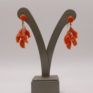 Orecchini in Corallo Cerasuolo Intagliato a Mano – Fiore in Oro Giallo 18kt