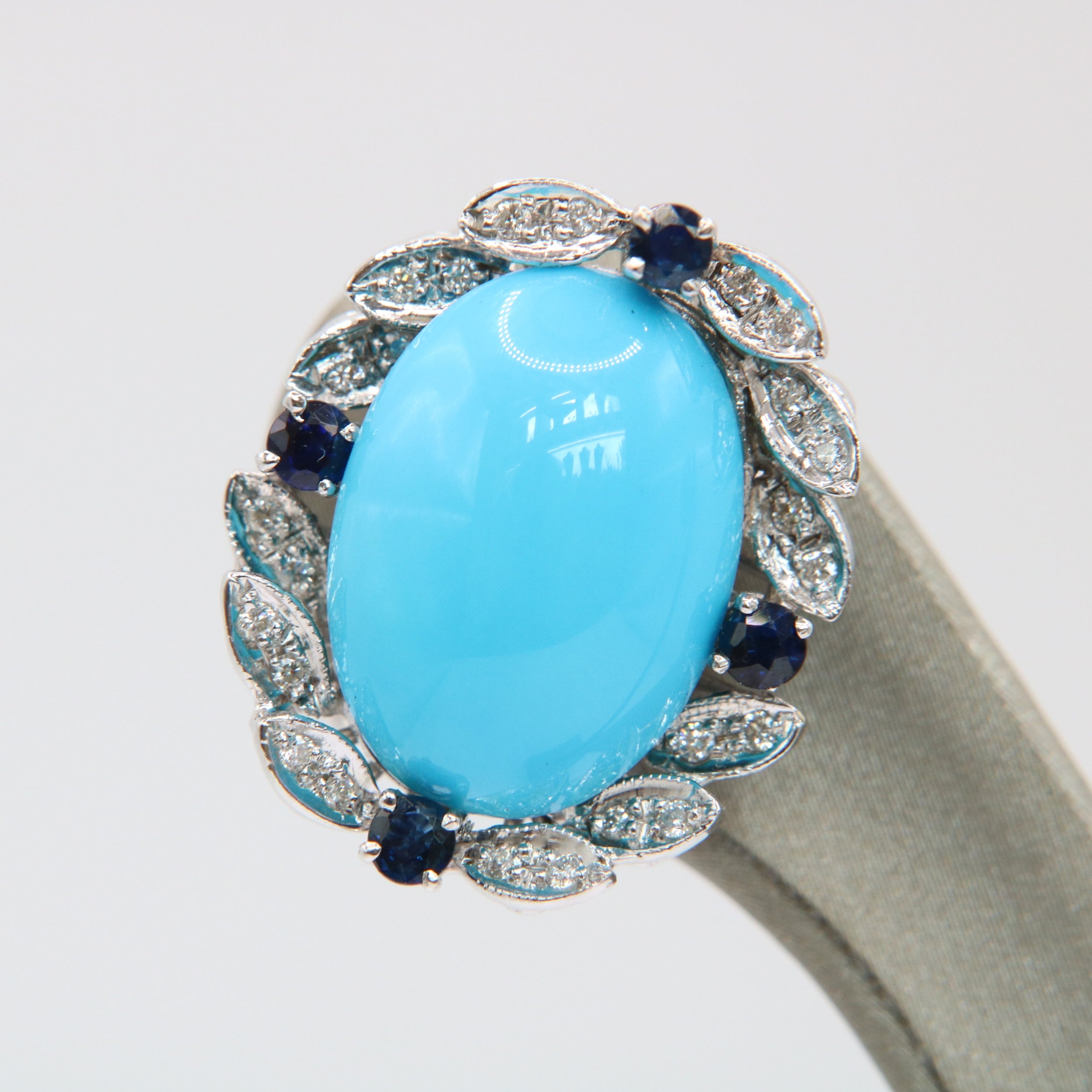 Orecchini oro bianco 18 kt con topazi azzurri, taglio ovale Orecchini oro bianco 18 kt con topazi azzurri, taglio ovale
