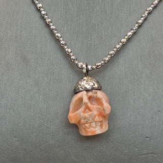 Teschio in Corallo Rosa Naturale | Argento 925 Rodiato | Intagliato a Mano